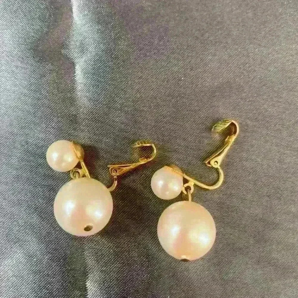 Vintage gold-tone w/pearl accents clip-on earrings - Picture 2 of 2